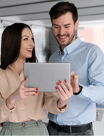 Menschen arbeiten zusammen an einem Tablet